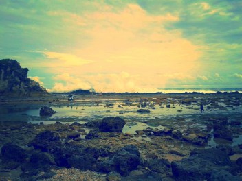 Pagar Batu yang ada di sebelah kanan tebing. Dihantam ombak namun tetap kokoh.