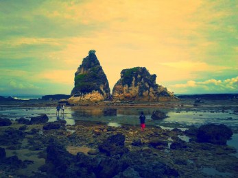 Tanjung Layar, Dua tebing yang kokoh.